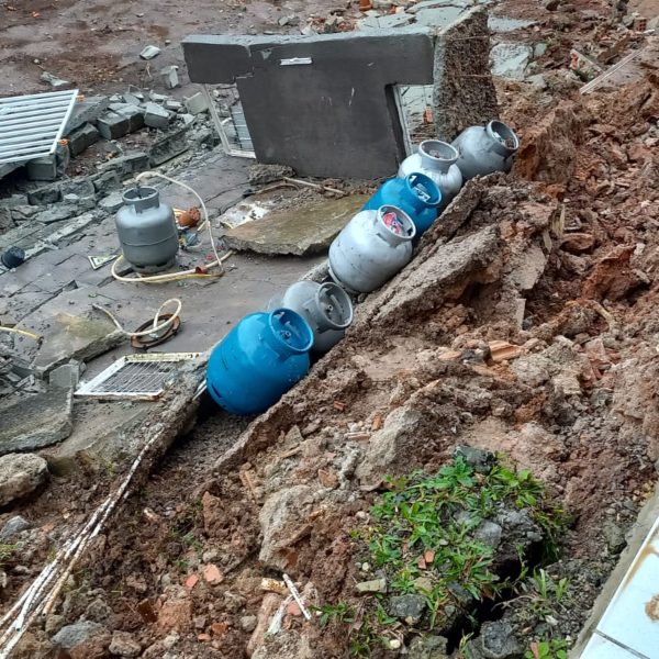 Parte de muro de pedra desaba e interrompe trânsito em Concórdia; VÍDEO, Santa Catarina