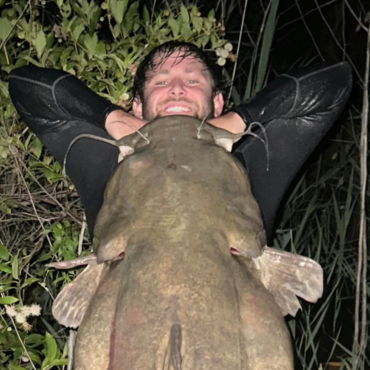  Dois pescadores chamaram atenção nas redes sociais ao revelar que conseguiram capturar um bagre gigantesco com as próprias mãos. 