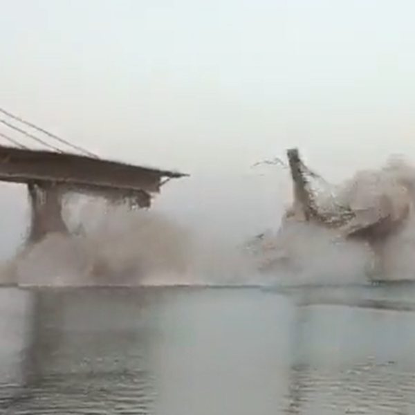 VÍDEO: Ponte suspensa em construção desaba sobre rio
