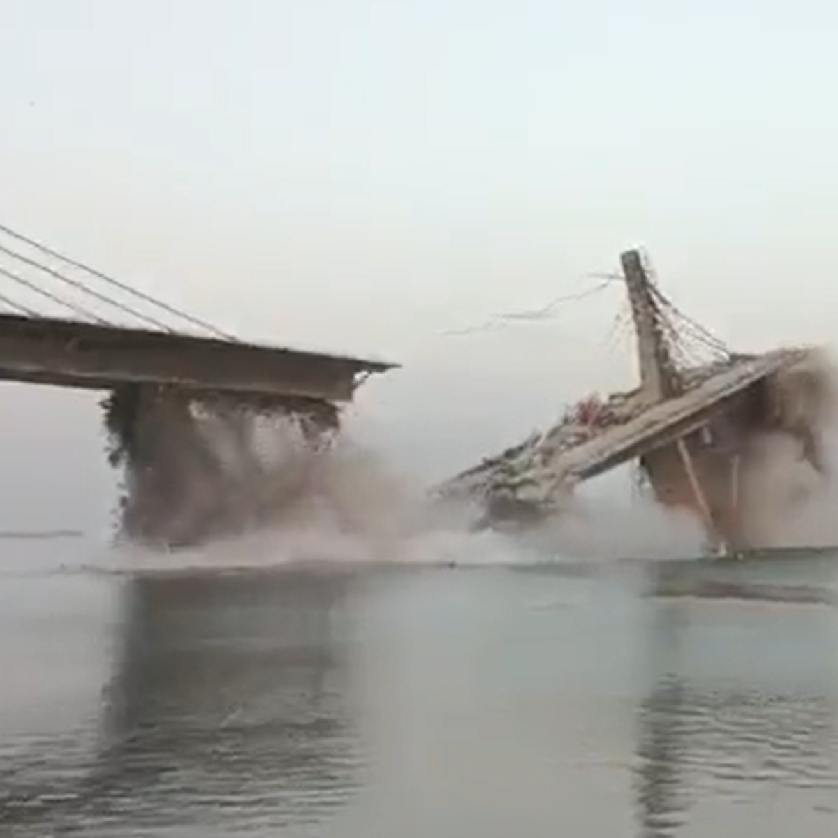  VÍDEO: Ponte suspensa em construção desaba sobre rio 