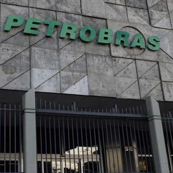 O preço da gasolina e do etanol vai aumentar a partir do dia 1º de julho, em todo o Brasil após o Governo Federal informar que vai retomar a cobrança da alíquota dos impostos federais sobre os combustíveis.