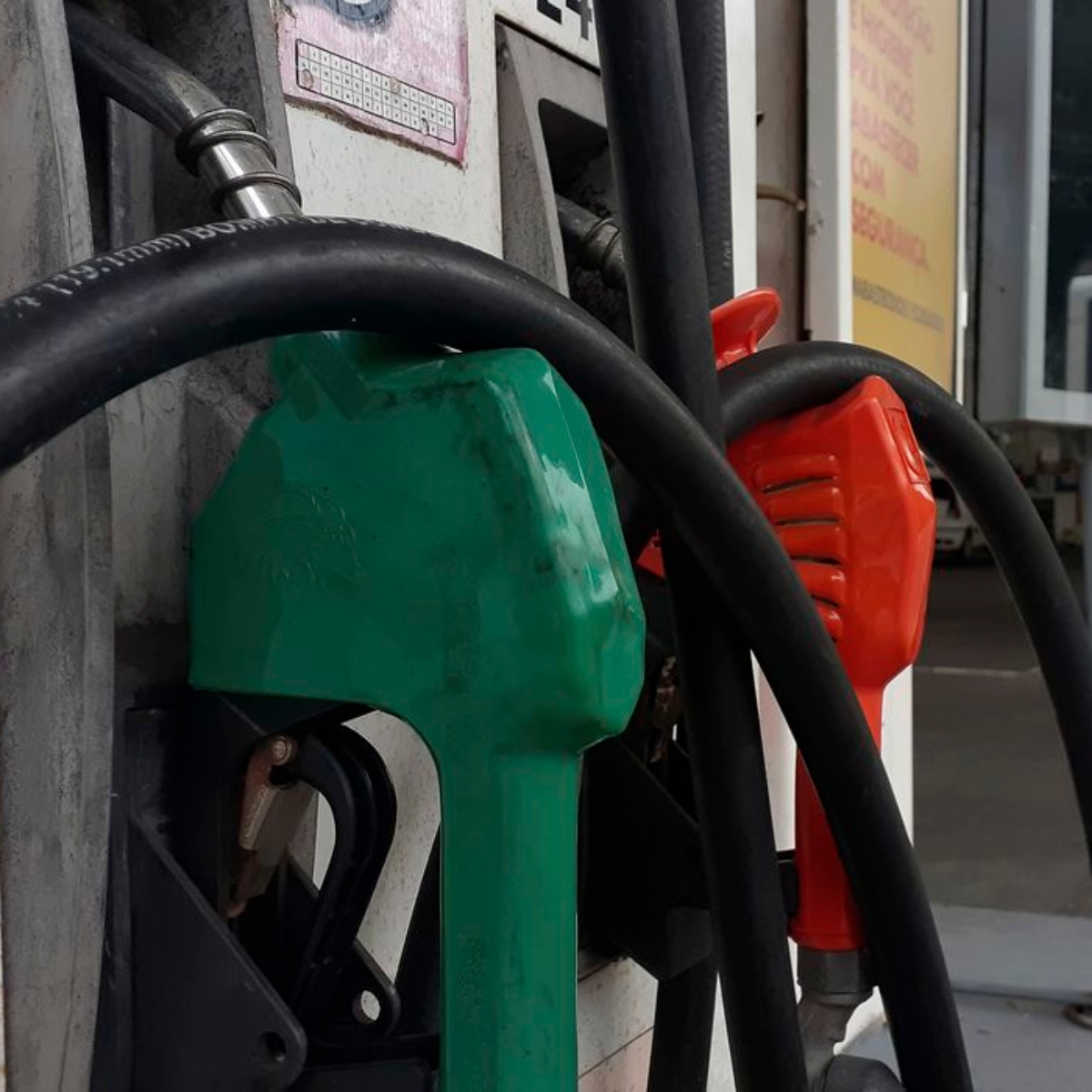  O preço da gasolina e do etanol vai aumentar a partir do dia 1º de julho, em todo o Brasil após o Governo Federal informar que vai retomar a cobrança da alíquota dos impostos federais sobre os combustíveis. 