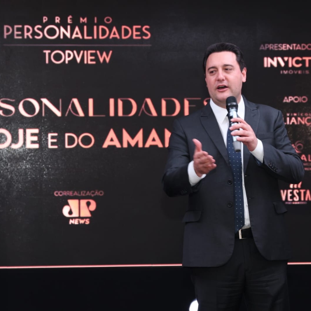  Ratinho Jr compartilha Prêmio Personalidades TOPVIEW com a população 