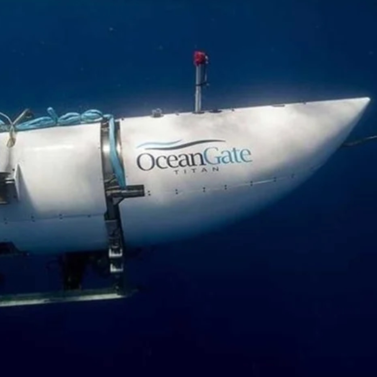  A comunicação com o submersível Titan, de 6,5 metros de comprimento, foi perdida no domingo, quase duas horas depois de iniciar sua descida em direção aos vestígios do mítico transatlântico, que fica a quase 4.000 metros de profundidade, a cerca de 600 quilômetros de Newfoundland, no norte atlântico. 