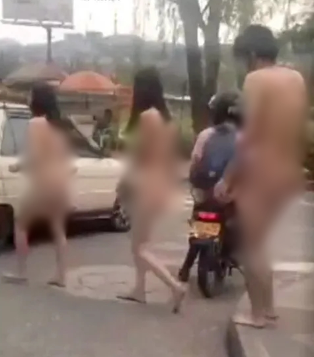 Um grupo de turistas formado por duas mulheres e um homem foram flagrados andando sem roupa na cidade de Caldas, na Colômbia, depois de tomarem uma bebida misteriosa 