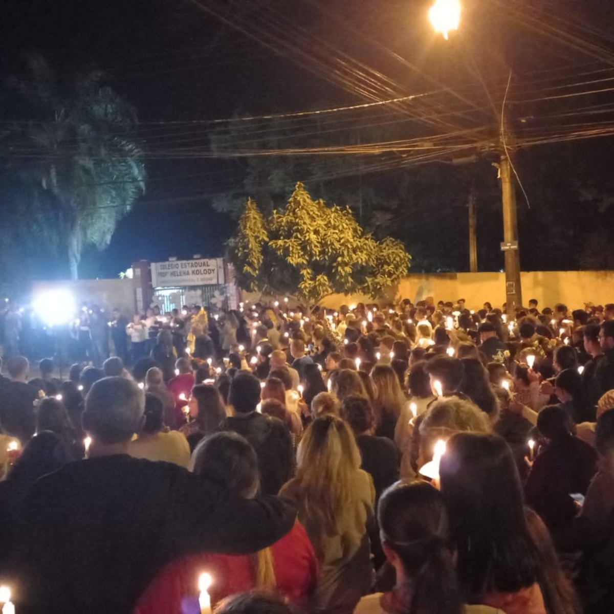  Orações e pedidos de paz marcam vigília em frente a escola de Cambé 