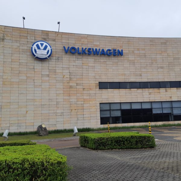 volkswagen interrompe produção nas fábricas