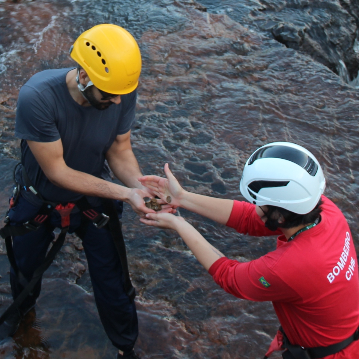  voluntarios-cataratas-moedas 