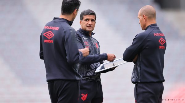 Wesley Carvalho, técnico interino do Athletico