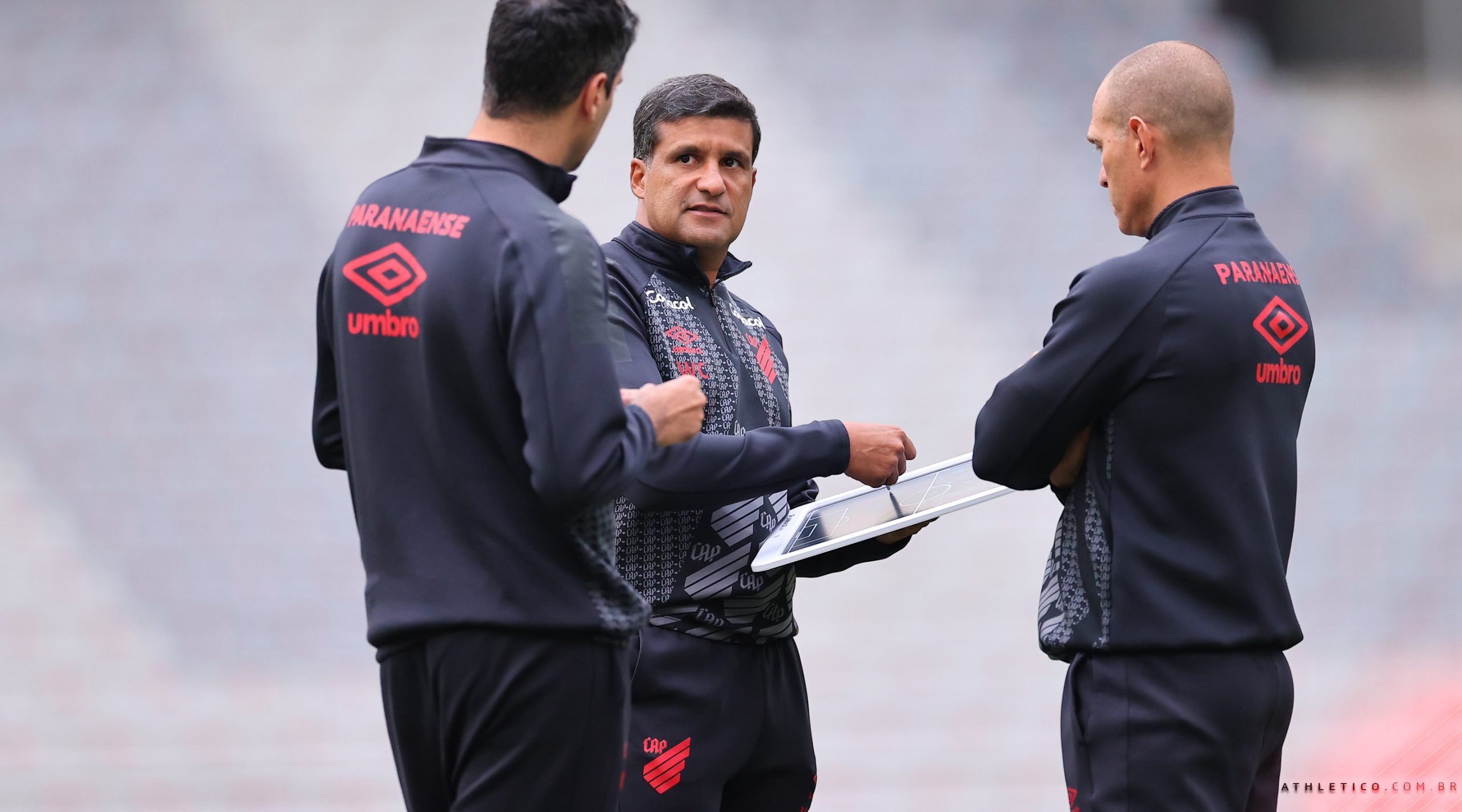  Wesley Carvalho, técnico interino do Athletico 