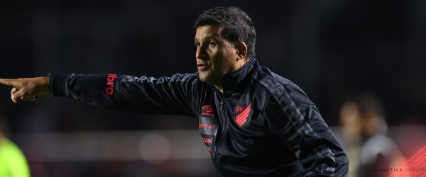 Wesley Carvalho, técnico interino do Athletico