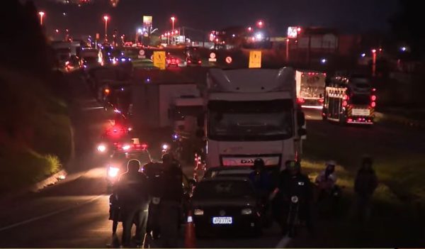 Caminhão-tanque incendeia e interdita BR-277 entre Curitiba e Campo Largo -  Jornal União Campina Grande do Sul