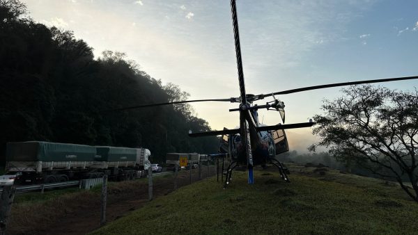 Colisão frontal entre dois caminhões interdita BR-478 em Iretama; vídeo