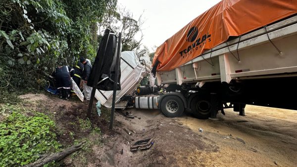 Colisão frontal entre dois caminhões interdita BR-478 em Iretama; vídeo