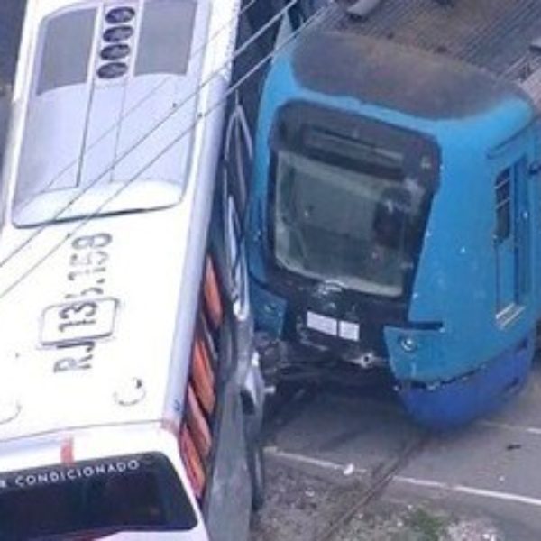 Ainda segundo a empresa, as pessoas que se feriram no acidente foram as que estavam dentro do ônibus.