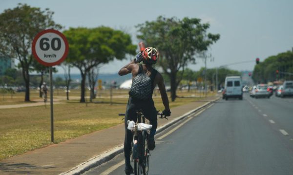 Confira novas regras de trânsito para ciclomotores, bikes e patinetes elétricos