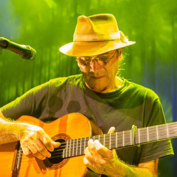 Nascido em Campo Grande, no Mato Grosso do Sul, Almir Sater se destaca na cultura brasileira como um músico e compositor criador de um estilo único e original.