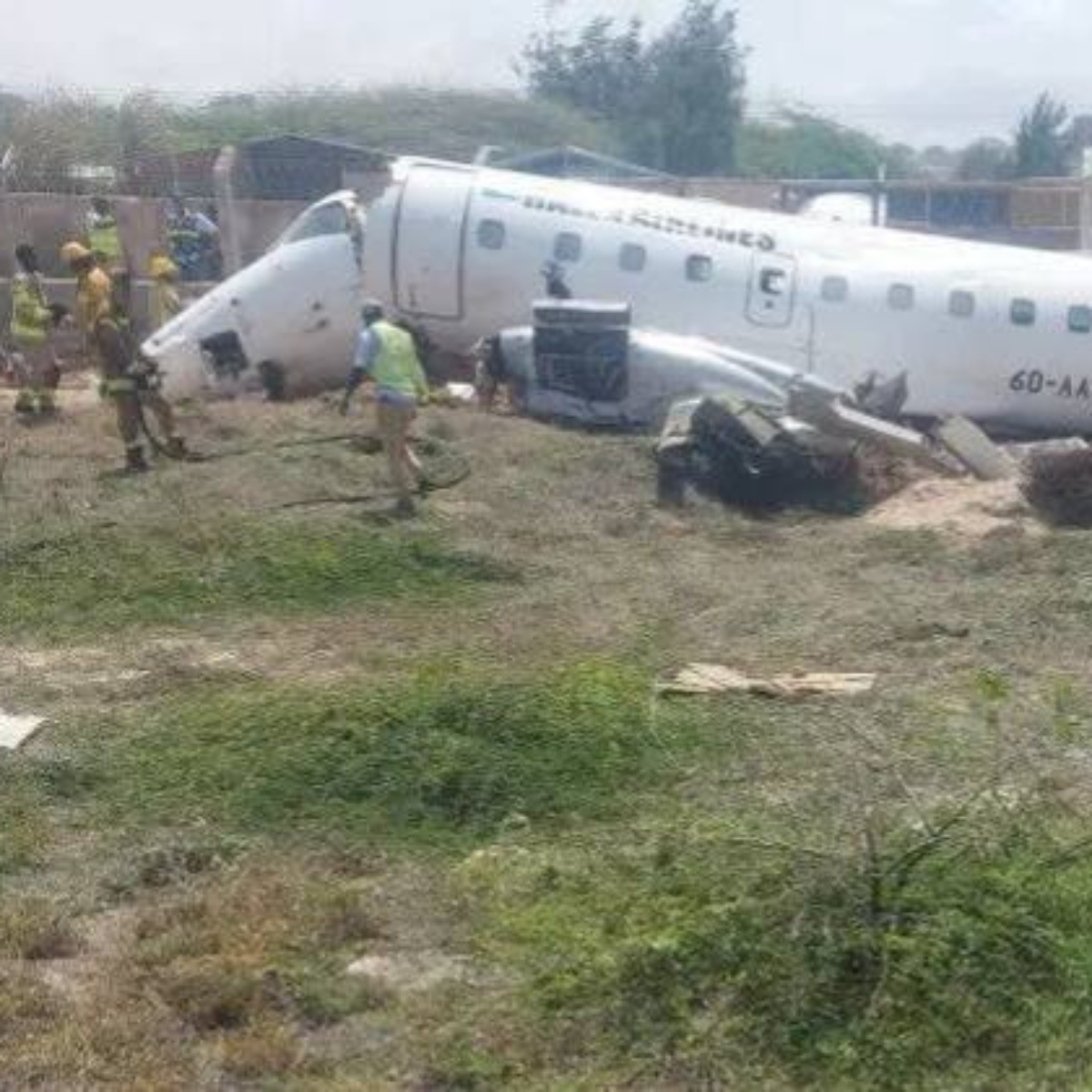  Um avião Embraer modelo EMB-120 Brasília da Halla Airlines saiu da pista e sofreu um acidente durante ao pousar de um voo doméstico entre Garowe e Mogadíscio, nesta terça-feira (11). 