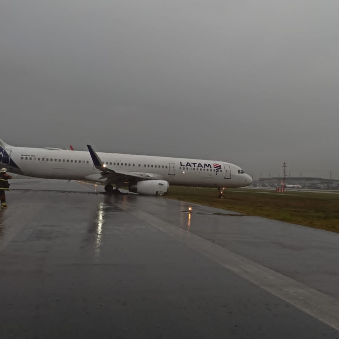  Um avião derrapou e 'atolou' na pista durante um pouso no Aeroporto Internacional de Florianópolis na manhã desta quarta-feira (12). 