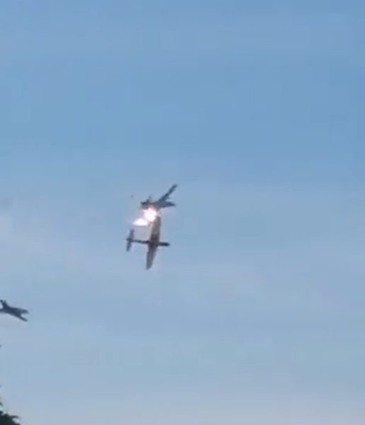 Aviões da Força Aérea da Colômbia se chocam durante show e militar morre; vídeo