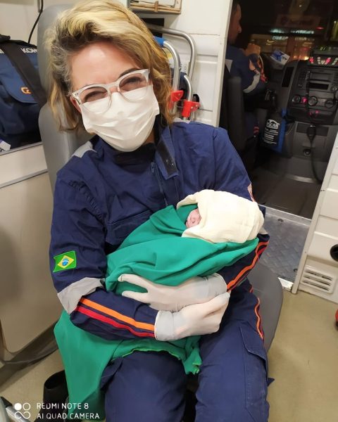 Bebê ‘apressadinha’ nasce dentro da ambulância no norte do Paraná