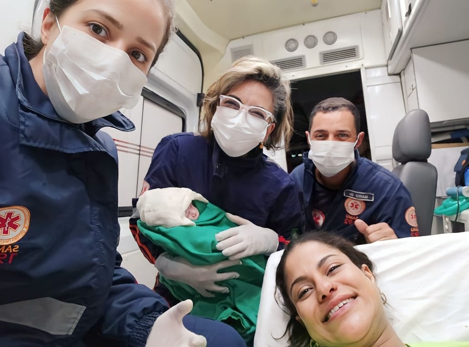  Bebê ‘apressadinha’ nasce dentro da ambulância no norte do Paraná 2 