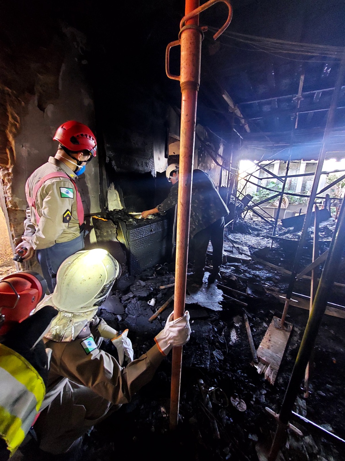  Perícia complementar é realizada em residência incendiada em Maringá; veja fotos 