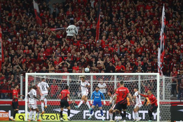 Lance de Athletico x Flamengo, pela Copa do Brasil