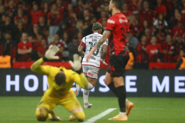 Gabigol comemora gol do Flamengo contra o Athletico