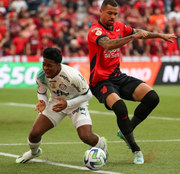 Lance de Athletico x Palmeiras, pelo Brasileirão