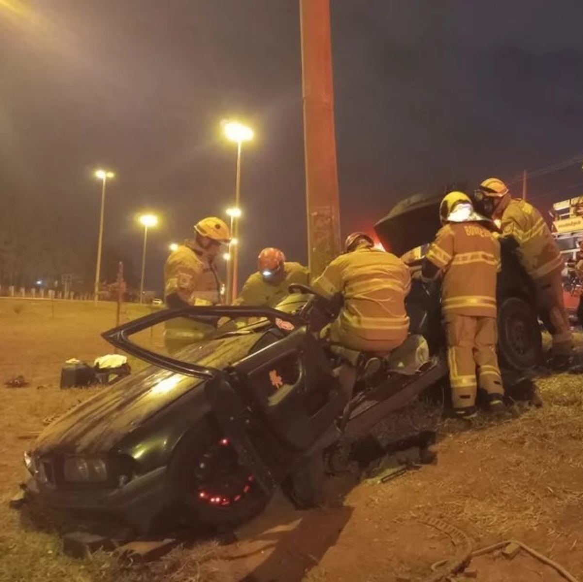  Carro de luxo com atriz da Globo bate em poste e 5 pessoas ficam presas às ferragens 