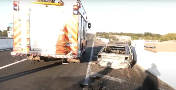 Carro fica destruído após pegar fogo no Contorno Norte em Maringá; vídeo