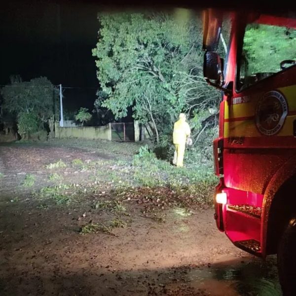 A passagem de um ciclone extratropical deixou estragos em algumas cidades da Região Sul do Brasil na madrugada desta quarta-feira (12).