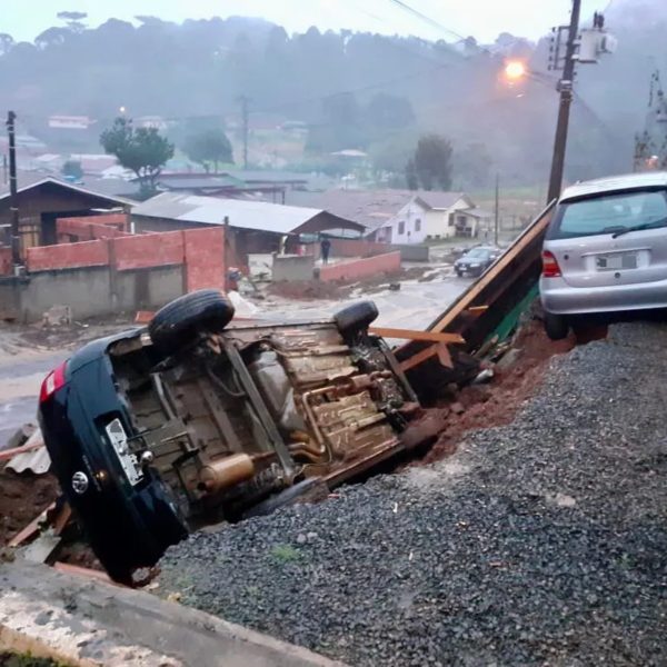 A passagem de um ciclone extratropical deixou estragos em algumas cidades da Região Sul do Brasil na madrugada desta quarta-feira (12).