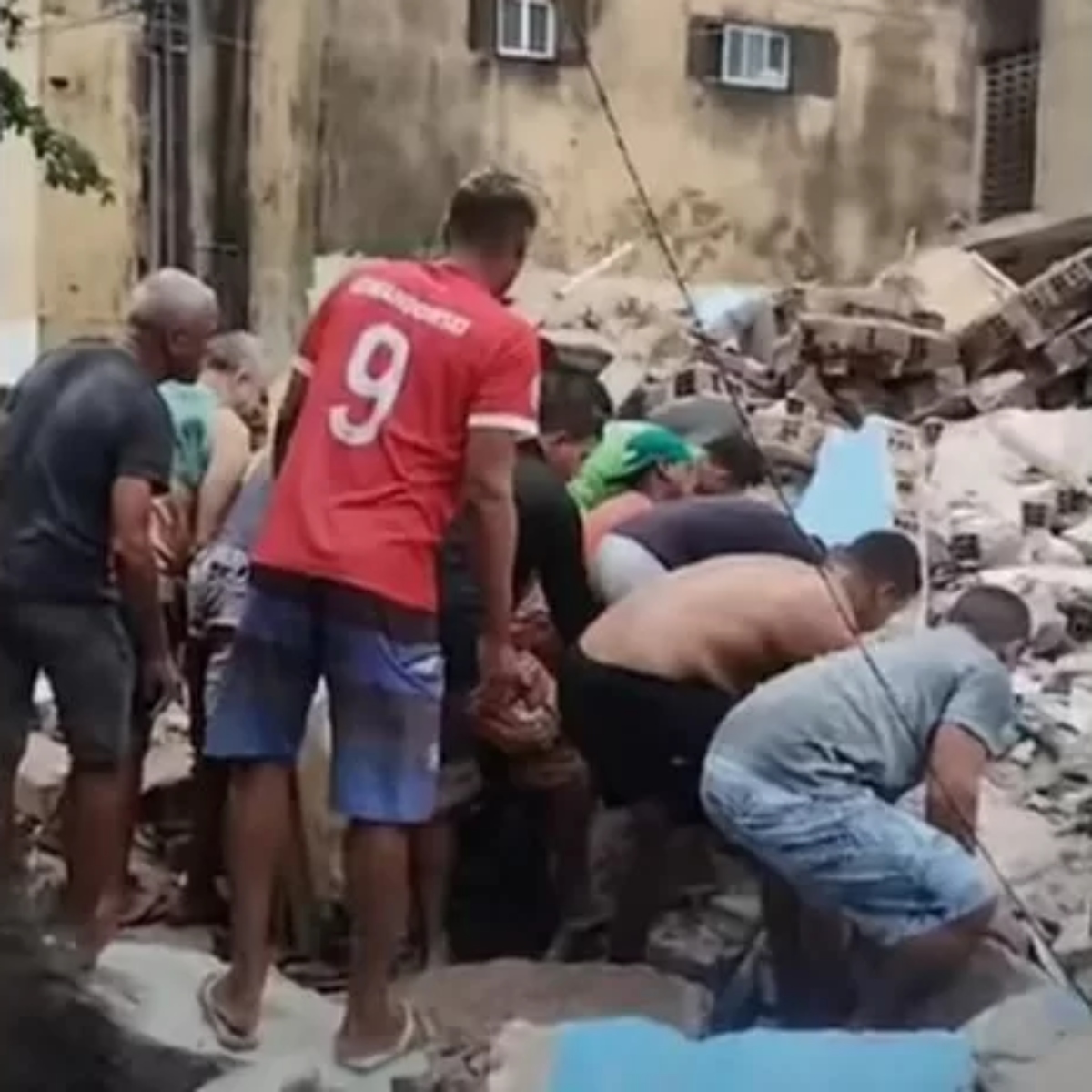  Os corpos de uma mãe e dois filhos foram encontrados abraçados em cima de uma cama de casal, no desabamento de um prédio no bairro do Janga, no Grande Recife, que deixou 14 mortos, na última semana. 