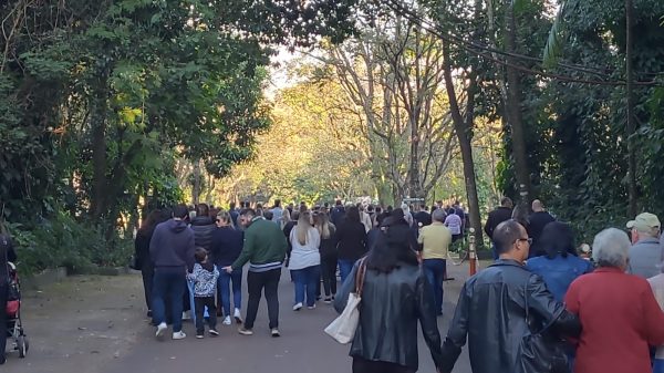 Familiares e amigos se despedem de bebê morto em incêndio em Maringá.