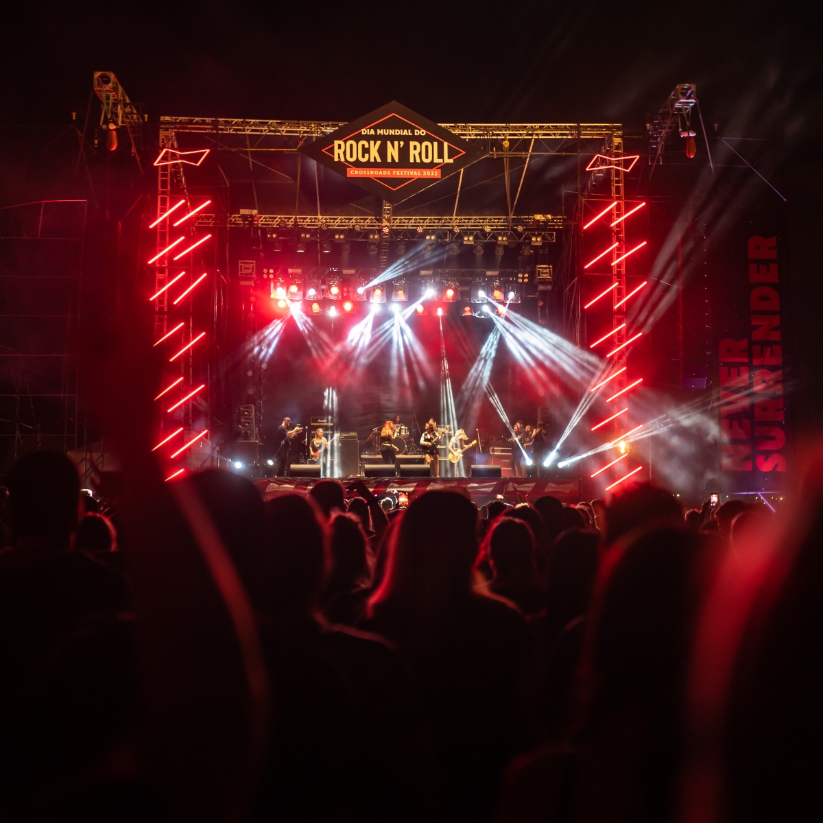  Com mais de 40 atrações, 14 horas de música e seis palcos, o Festival Crossroads toma conta do Parque das Pedreiras no dia 15 de julho 