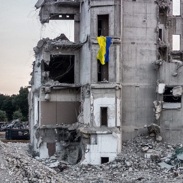 Guerra na Ucrânia continua a deixar destroços