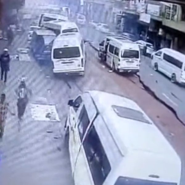 rua explode em johanesburco, áfrica do sul