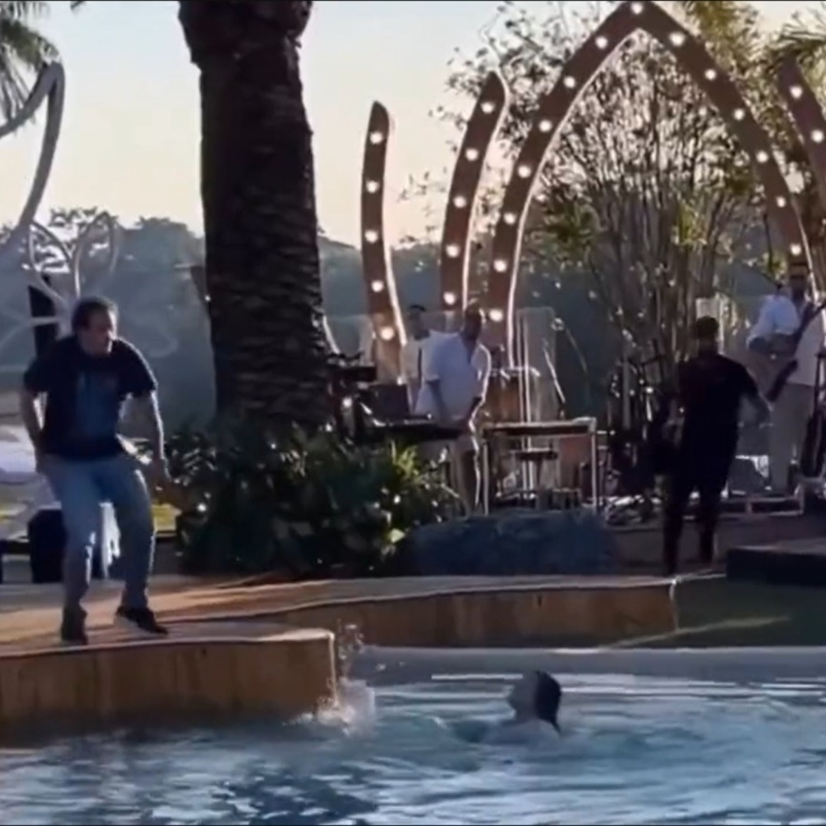  Uma fã do cantor Gusttavo Lima caiu na piscina e se afogou durante a gravação do novo DVD do cantor, que aconteceu em sua mansão, em Goiânia, nesta terça-feira (4). 