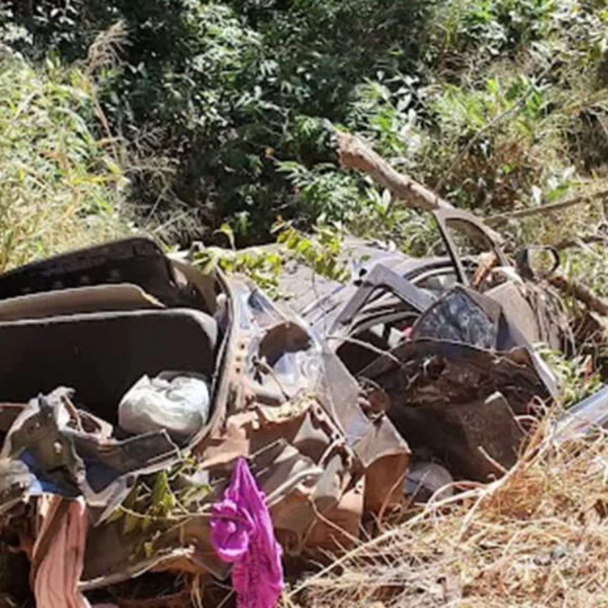  Cinco pessoas da mesma família morreram durante um acidente na BR-153, no município de Mara Rosa, região norte de Goiás, nesta quarta-feira (5). 