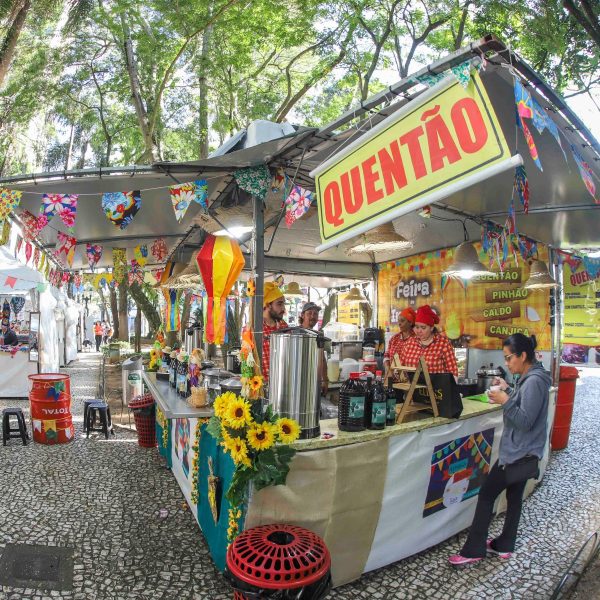 Amada por muitos curitibanos, a Feirinha da Osório também é muito frequentada por turistas