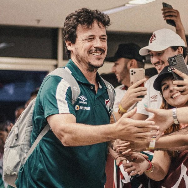 Fernando Diniz, técnico do Fluminense (RJ), será o novo técnico interino da Seleção Brasileira, conforme o Globo Esporte.