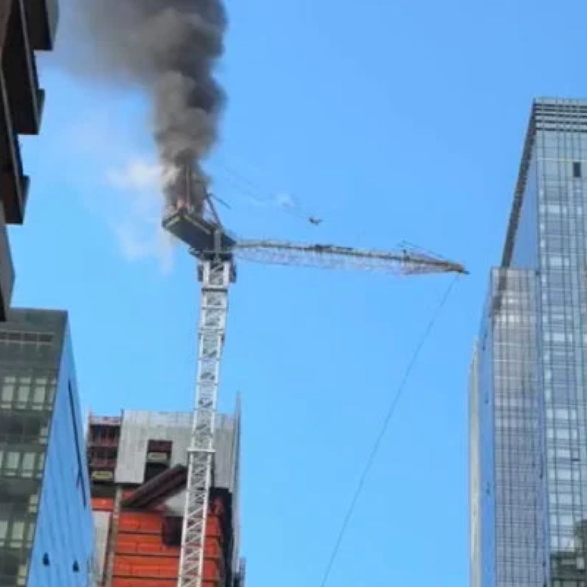  Na gravação, é possível ver que o guindaste se desprende de um prédio e acerta em cheio a janela de um edifício vizinho. 