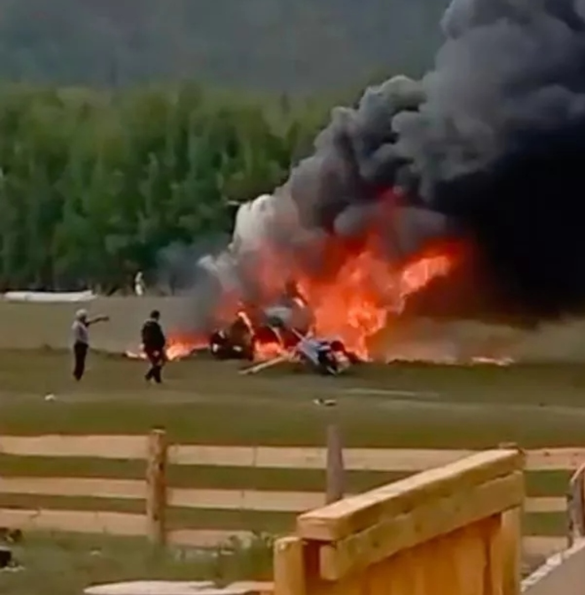 Helicóptero explode ao cair e mata 10 pessoas durante viagem turística 