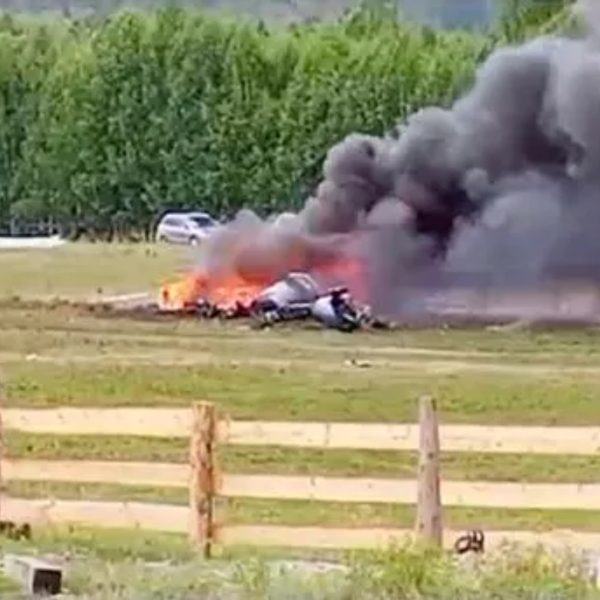 Helicóptero explode ao cair e mata 10 pessoas durante viagem turística