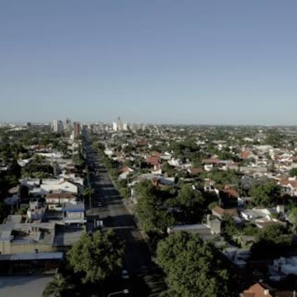 Um homem suspeito de invadir um salão de beleza morreu após ter ficado preso em uma janela do estabelecimento