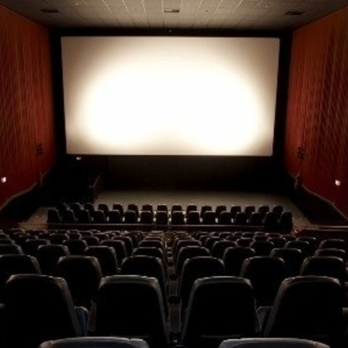  O idoso ainda tentou deixar a sala de cinema; porém, a mulher gritou e acionou a segurança do local. 