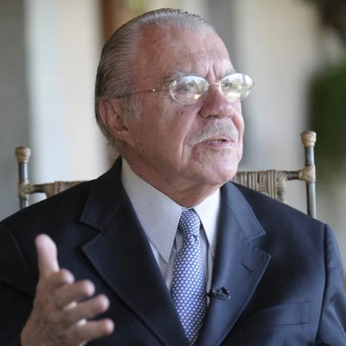  O ex-presidente José Sarney, de 93 anos, foi hospitalizado após sofrer uma queda em casa, no Maranhão, neste fim de semana. 