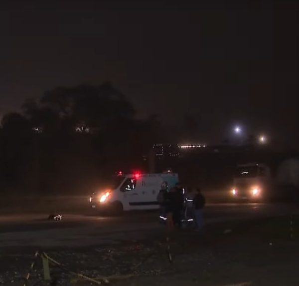 Dois jovens que ocupavam uma moto morreram em um grave acidente com um carro na madrugada desta quarta-feira (12), na Rodovia dos Minérios, em Rio Branco do Sul, Região Metropolitana de Curitiba.